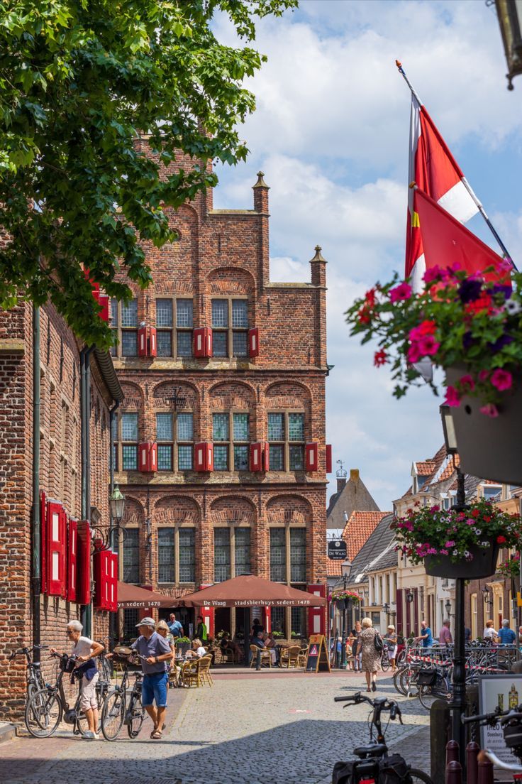 De Waag aan de Koepoortstraat, met zijn rode luiken en bloembakken. Het hart van Doesburg.